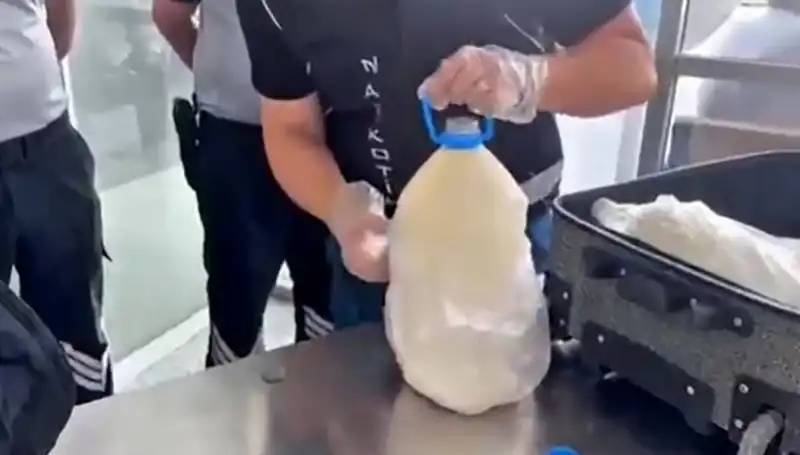 Havalimanında Şaşırtan Yasa dışı Süt Şişesi: 12 Kilo 800 Gram Neden Ele Geçirildi?