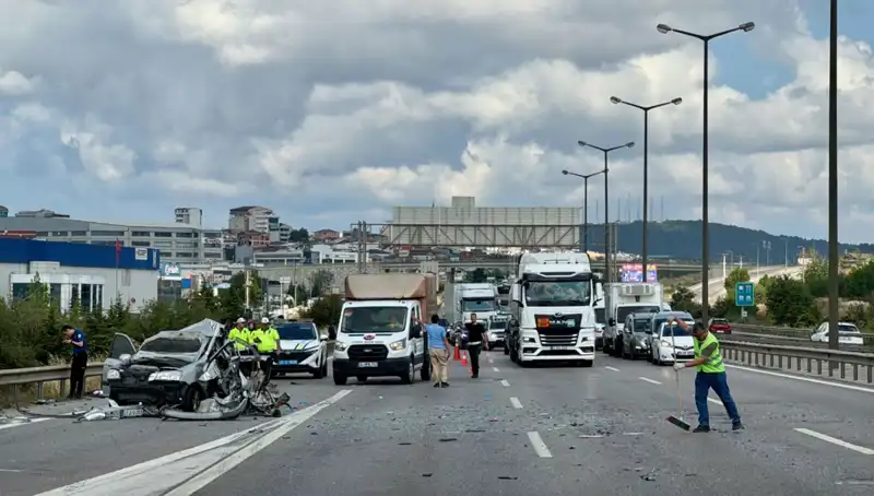 Otoyolda Yaşanan Kaza: Üç Kişi Araçta Sıkıştı, Trafik Felç Oldu!