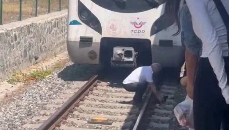 Marmaray’da Raylara Düşen Kediye Duyarlı Makinistten Takdir Edilen Hareket