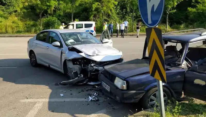Görele'de Feci Kaza: Sürücü Araç Camından Fırladı, Hayatı Tehlikede