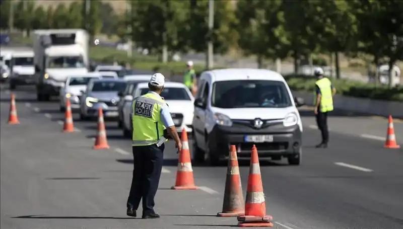 Konvoydaki Protestocular Tüneli Kapatarak Dikkatleri Üzerine Çekti