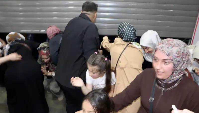 AVM'de Yüzde 50 İndirim Fırsatı: Müşteriler Alışverişe Akın Etti
