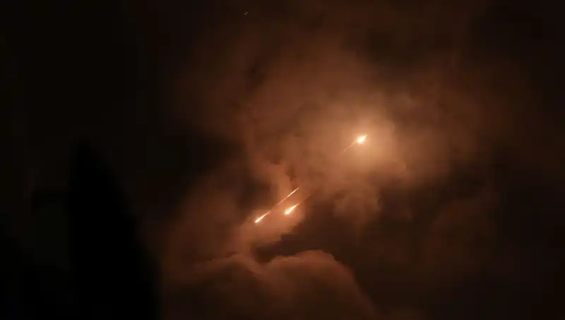 İran'ın Gece Saldırıları: Füzelerin Gizemli Zamanlaması Neden İlgimizi Çekiyor?