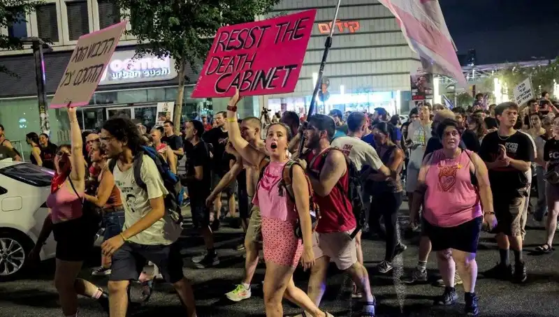 Tel Aviv Sokakları Neden On Binlerce Kişiyle Dolduruldu?