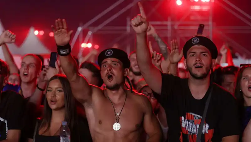 Thompson Konserinde Yaşanan Nazi Selamı Skandalı: Dinleyiciler Şokta!