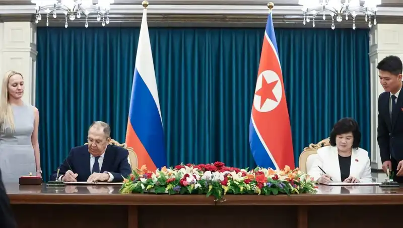 Lavrov ve Kuzey Koreli Mevkidaşı Arasında Tarihi Görüşme