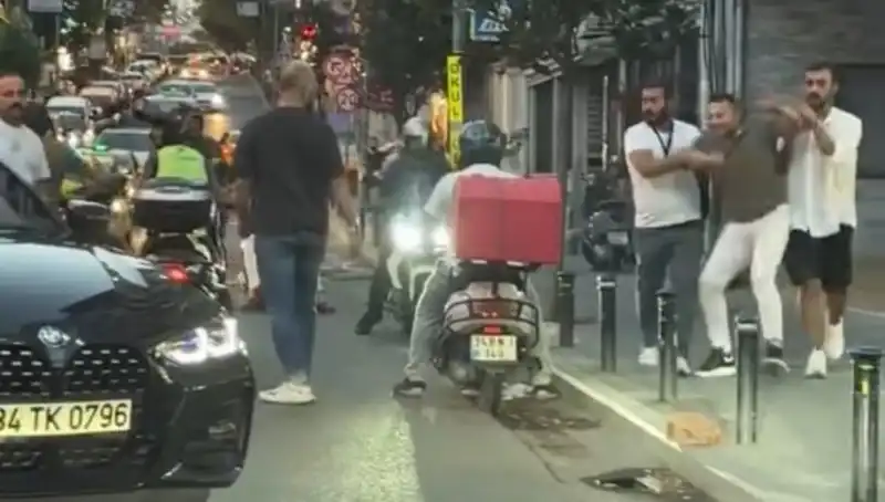 Nişantaşı'nda Yol Verme Kavgası: Sopalı İkili Asfaltı Savaş Alanına Çevirdi