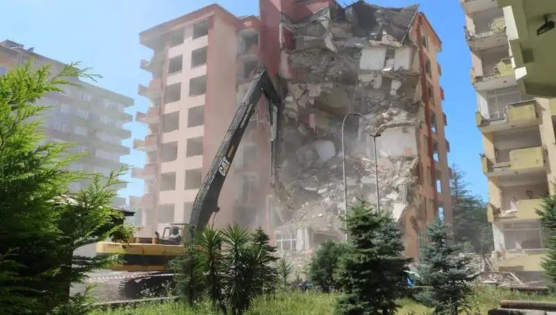 Dalgaların Gücü: Şehirde İki Bina Yıkım Sürecine Girdi