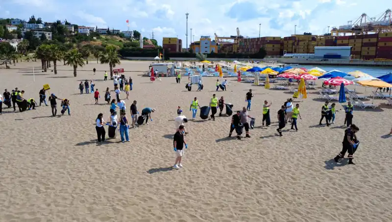 Plajlarda Temiz Bir Gelecek İçin Gönüllü Temizlik Etkinliği Gerçekleşti