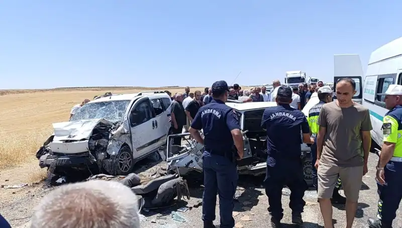 Otomobil ve Hafif Ticari Araç Çarpıştı, 4 Kişi Hayatını Kaybetti