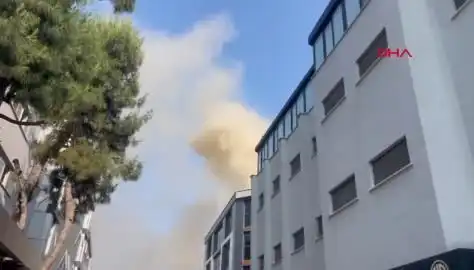 İstanbul'da Yangın Alarmı: 4 Katlı İş Merkezinde Alevler Yükseliyor