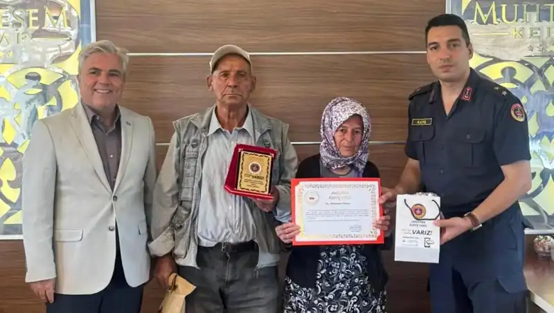 Jandarmaya Evini Bağışlayan Aileden Duygulandıran Hareket