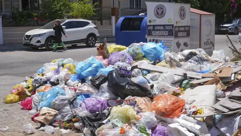 İzmir’de Çöp Yığınları: Temizlik Sorunu Büyüyor ve Kentin Görünümünü Tehdit Ediyor