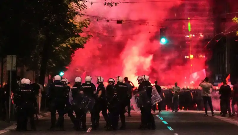 Sırbistan’da Erken Seçim İçin Halk Sokağa Çıktı, Gözaltılar Yaşandı