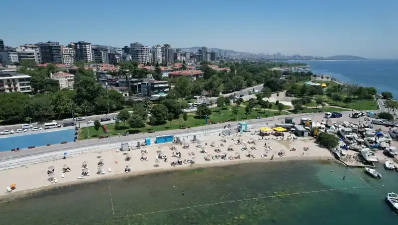 İstanbul'un Sıcak Havasında Caddebostan Sahili Kurtarıcı Oldu