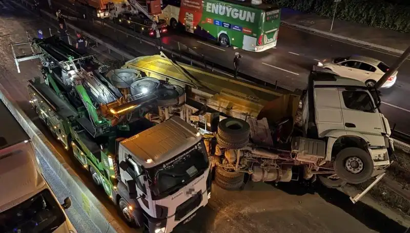 Moloz Yüklü Hafriyat Kamyonu Devriildi, İlçede Büyük Paniğe Sebep Oldu