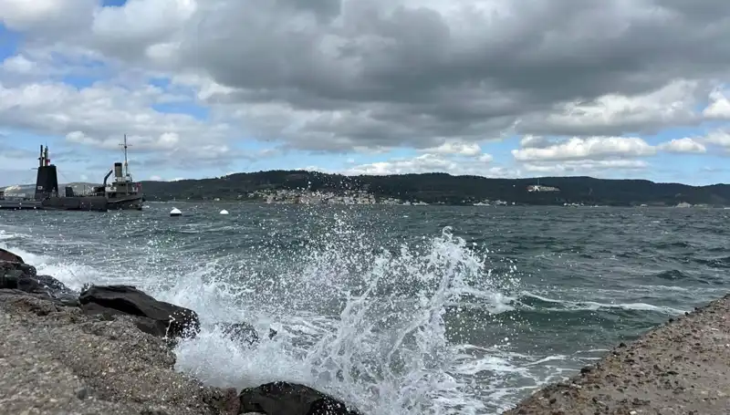 Beykoz Sahillerinde Serinleme Keyfi Yasaklandı: Denizde Neler Oluyor?
