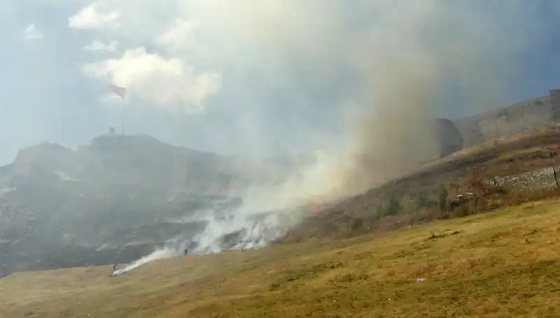 Kars Kalesi Eteklerinde Şok: Anız Yangını Tüm Şehri Korkuttu