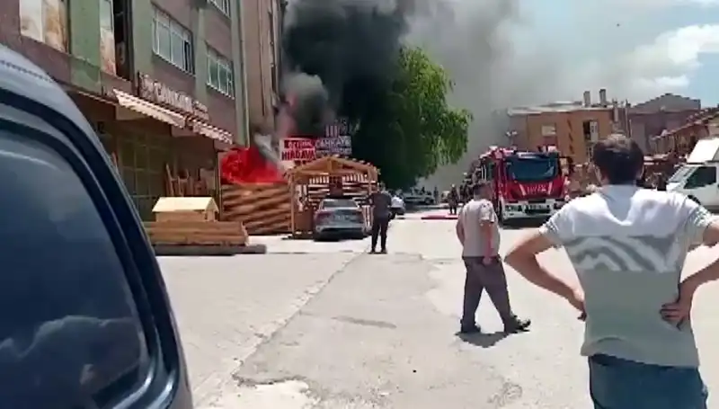 Ankara'da Korkutan Yangın: İş Yeri Alev Alev Yandı
